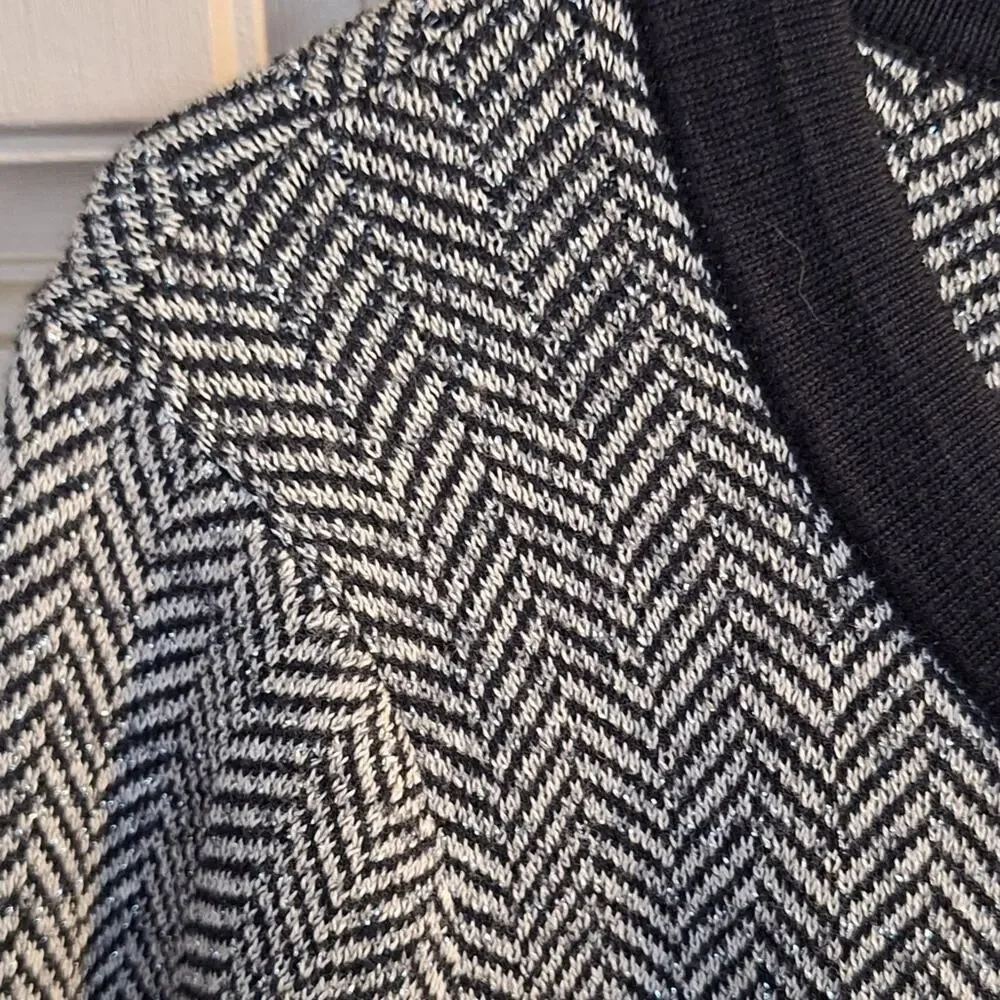 Nouveaux Women's Sweater SzM Knit Gray/Blk Contrast 3Button Closure Nice Look